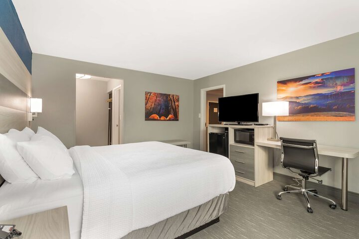 Best Western Plus Cleveland Inn & Suites