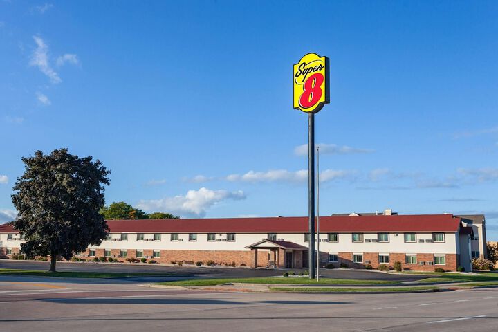 Super 8 by Wyndham Green Bay Near Stadium