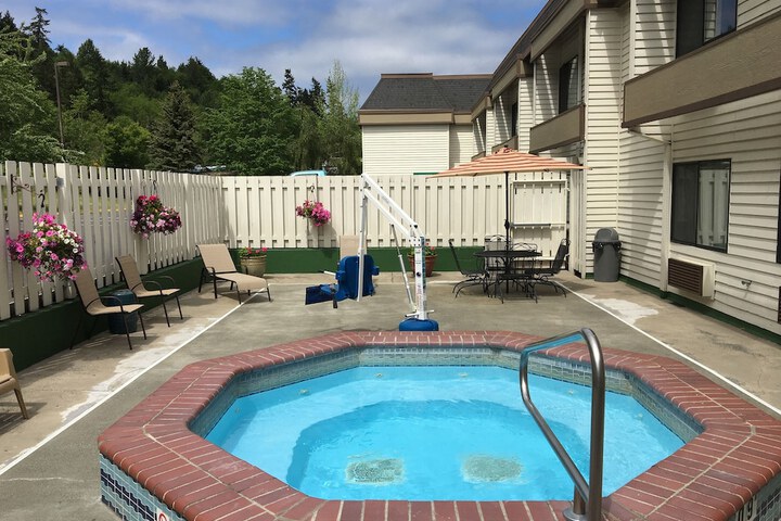 GuestHouse Inn & Suites Hotel Poulsbo