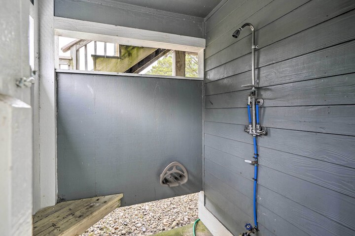 Coastal Home w / Community Pool 2 Miles to Beach!