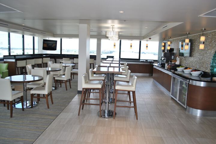Lounge 52 of 67