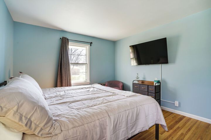 Inviting Minneapolis Vacation Rental w / Game Room!