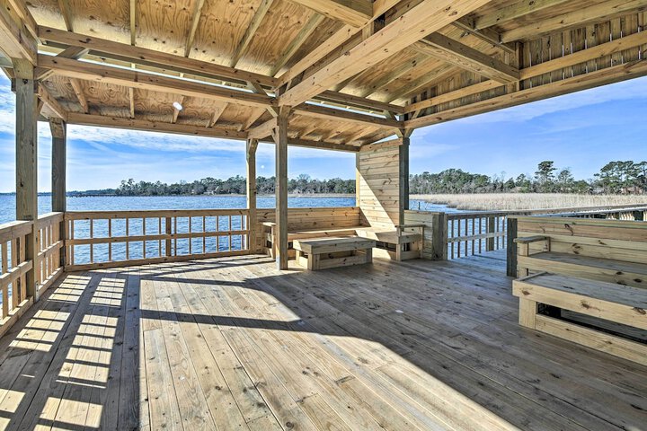 Luxurious Waterfront Home w / Private Pier & Views!