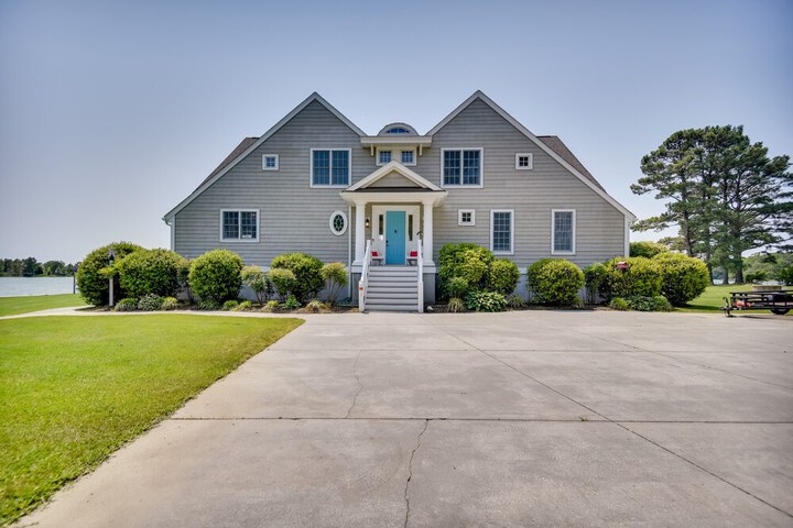 Bayfront White Stone Escape w / Private Beach!