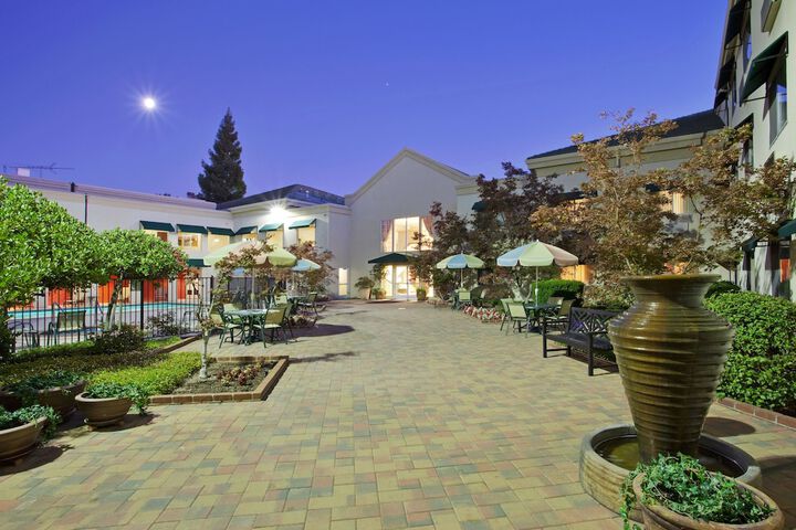 Hotel Exterior 41 of 41