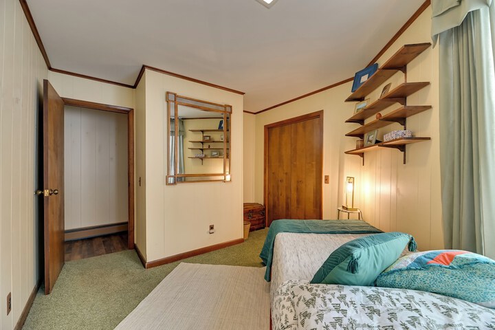 Near Canandaigua Lake: Retro Cabin w / Deck & Views