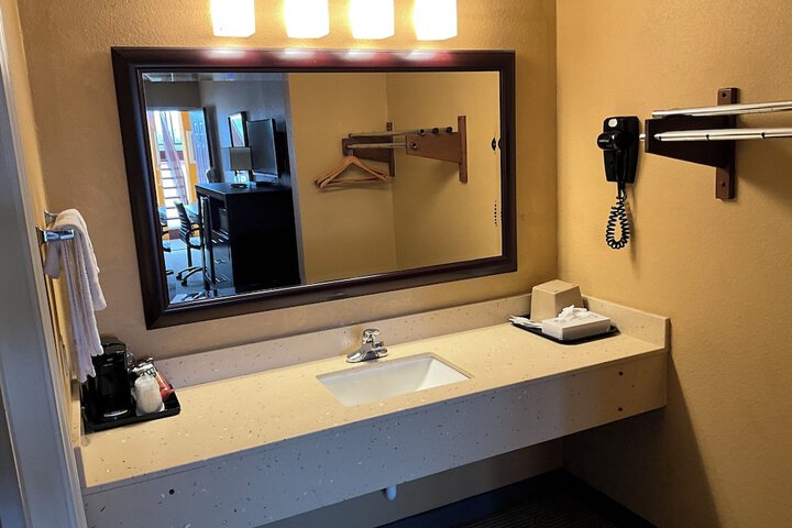 Executive Inn & Suites