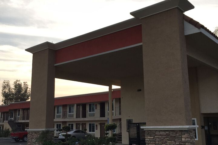 Ontario Inn & Suites