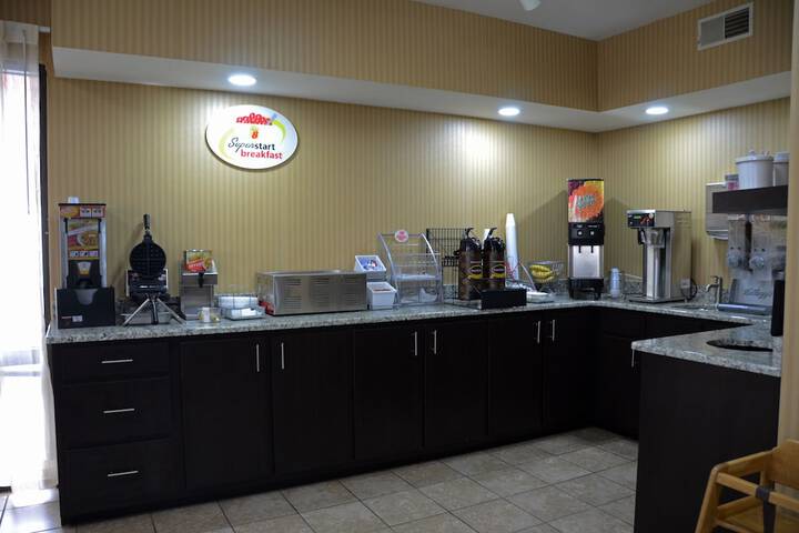 Dining 16 of 18
