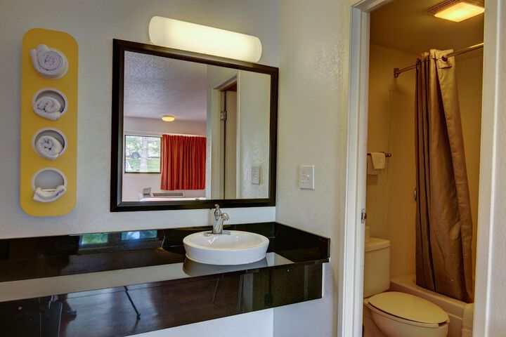 Room 10 of 33
