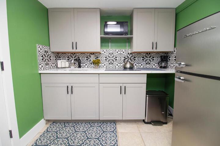 Exceptional & Central Garden Suite, Top Amenities & Care!