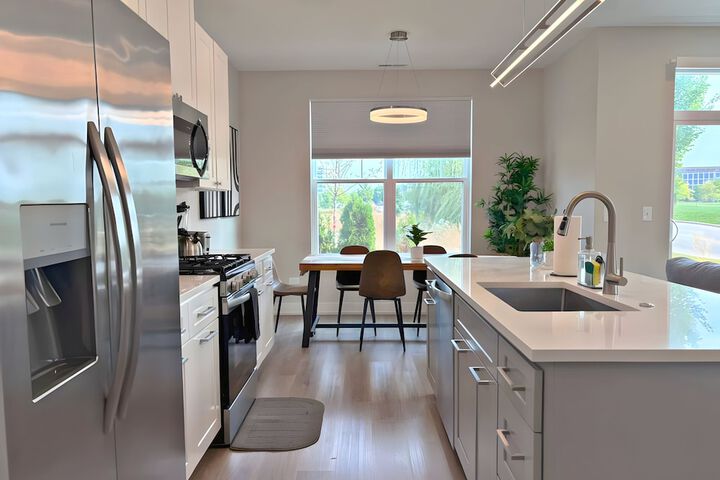 Modern 4BR with Parking - WV rep 4