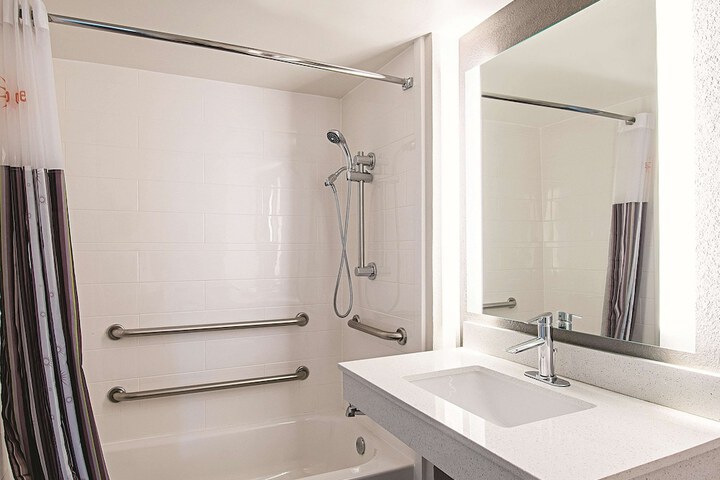 La Quinta Inn & Suites by Wyndham Cincinnati Sharonville