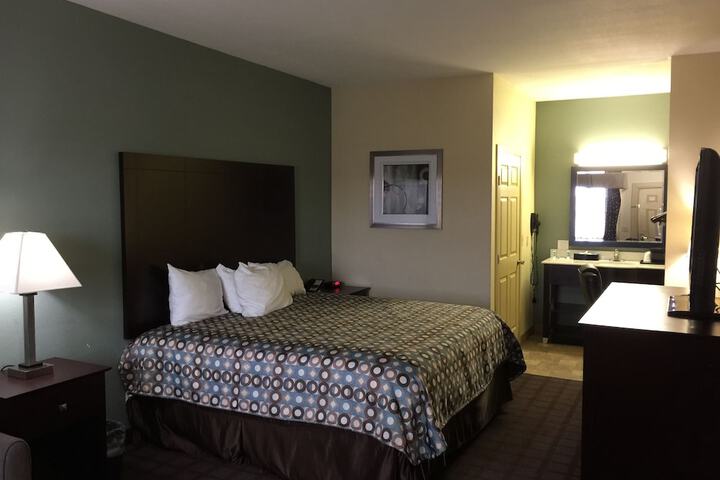 Pearsall Inn & Suites