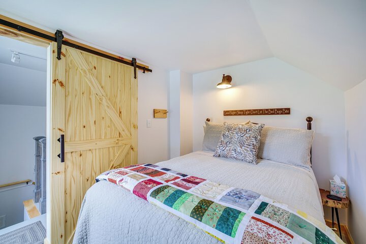 Lovely Rural Hixton Farmhouse w / Porch & Fire Pit!