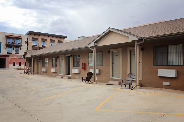Hotel 5 of 100