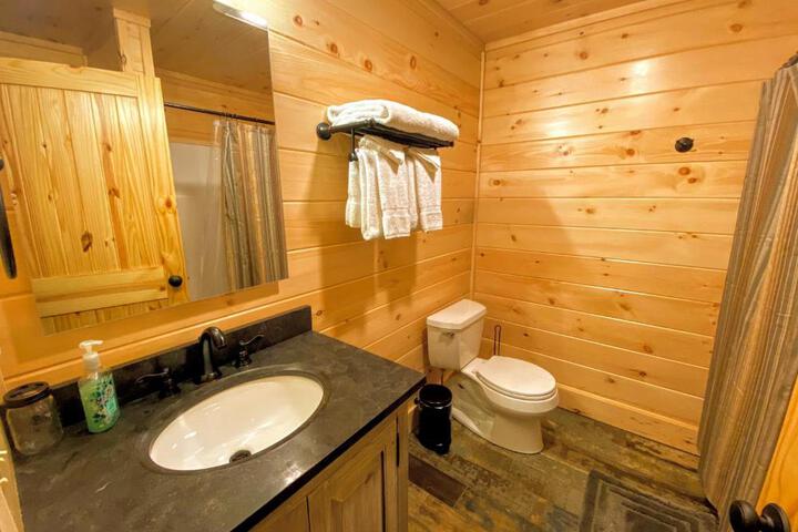 UV Log home with direct Cannon Mountain views Minutes to attractions Fireplace Pool Table AC