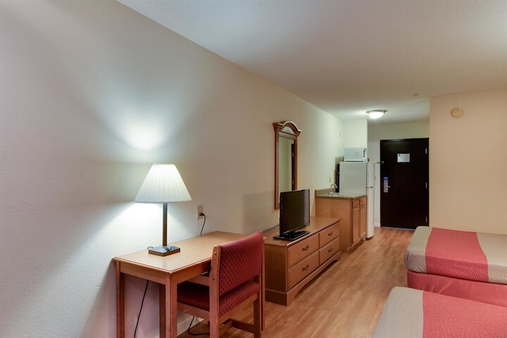 Room 13 of 33