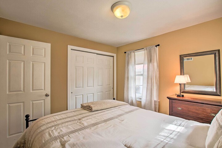 Cottage w / Yard Walk to Historic Attractions
