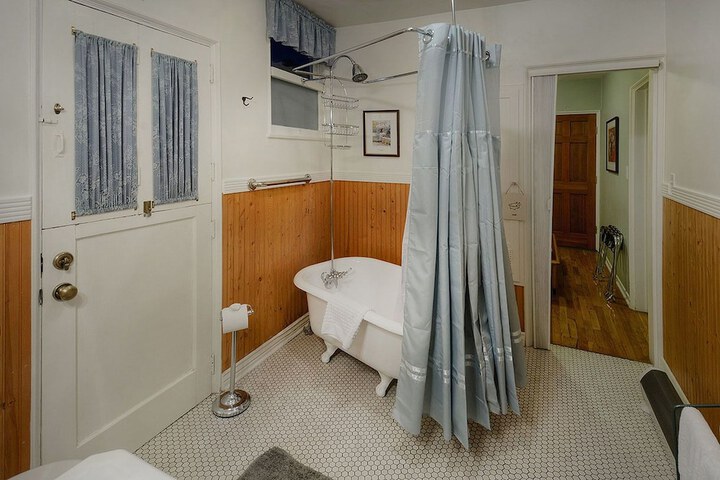 Room 33 of 54