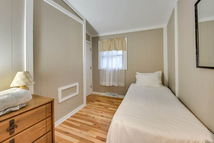 Salem Vacation Home w / Dock: Steps to Paddock Lake