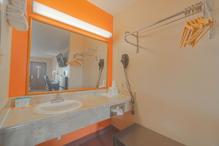 Regency Inn & Suites by OYO Bay City TX