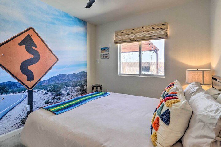 Indie-eclectic Desert Home w / Hot Tub + Patio