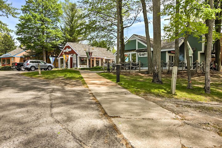 Condo on First Green w / Deck at Schuss Mountain!