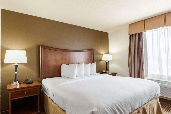 Quality Suites Huntsville Near University