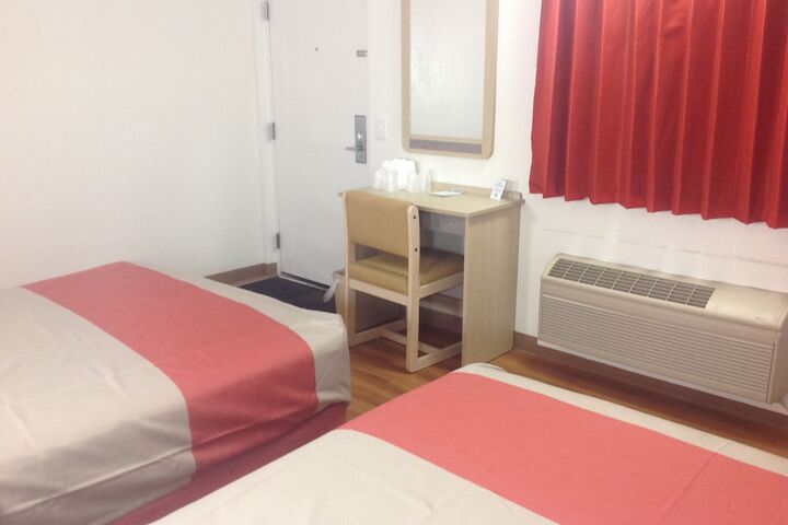 Room 11 of 34