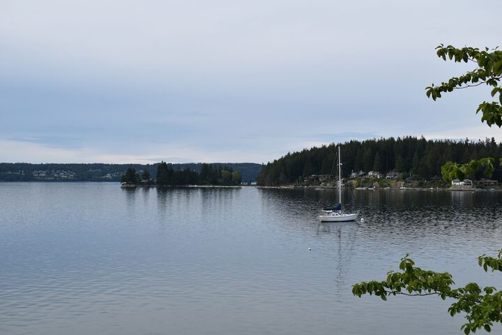 PNW MCM 155ft Private Waterfront Gem on Raft Island w / Hot Tub 3 Bedroom Home by RedAwning