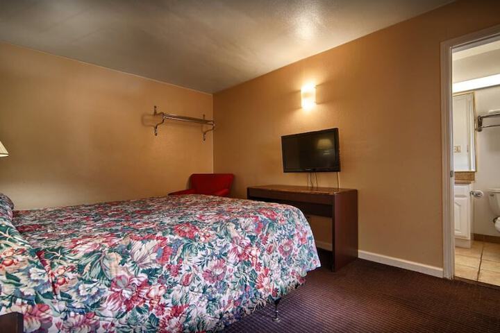 Room 9 of 18