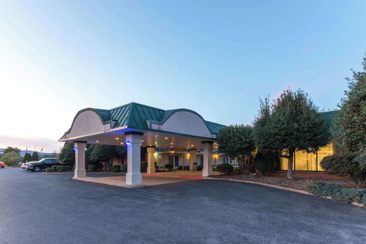 Hotel 2 of 75