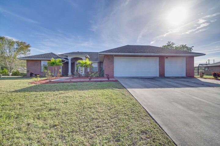 Sunny Palm Bay Home w / Screened Porch Near Beaches