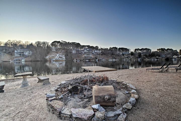 Lakefront Retreat w / Dock & Beach: 2 Miles to Golf