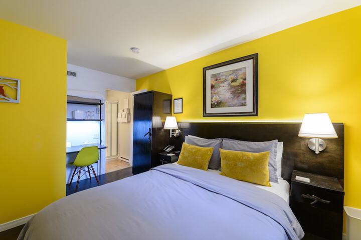 Room 21 of 102
