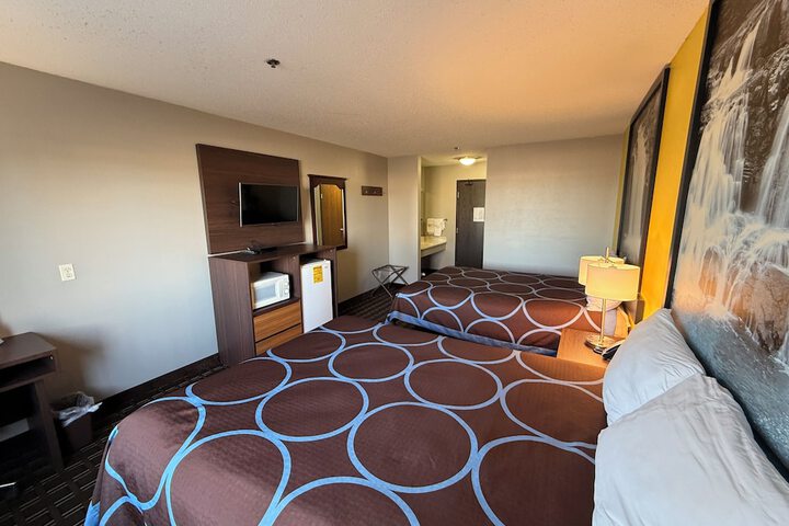 Super 8 by Wyndham Reedsburg