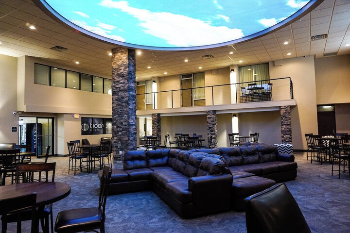 Lounge 48 of 57