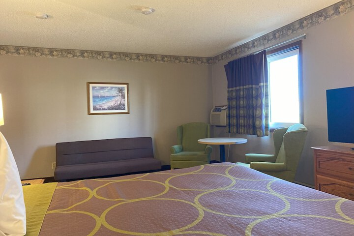 Super 8 by Wyndham Green Bay Near Stadium