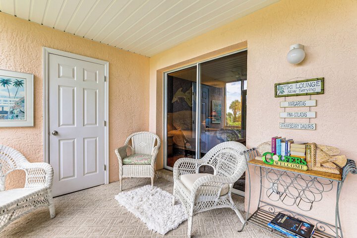 8 Mi to Beach w / Pool Access: Englewood Condo!