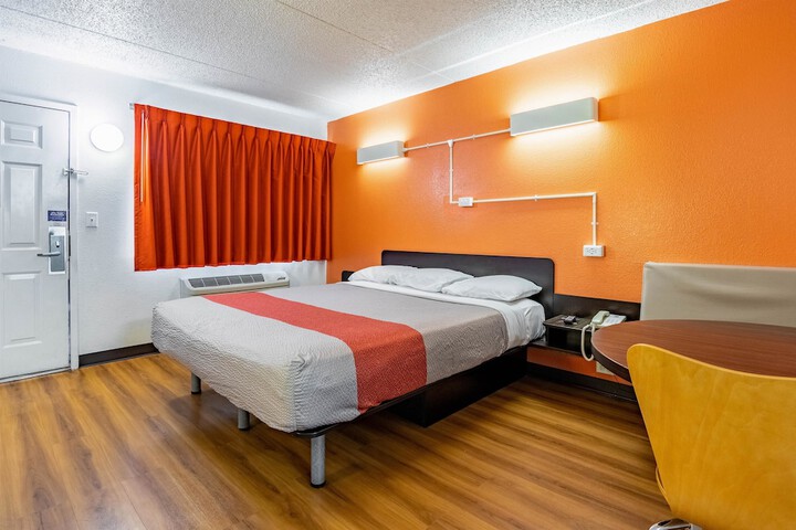 Room 14 of 33