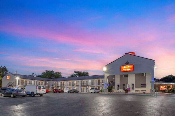 Econo Lodge Inn & Suites Near Lackland AFB
