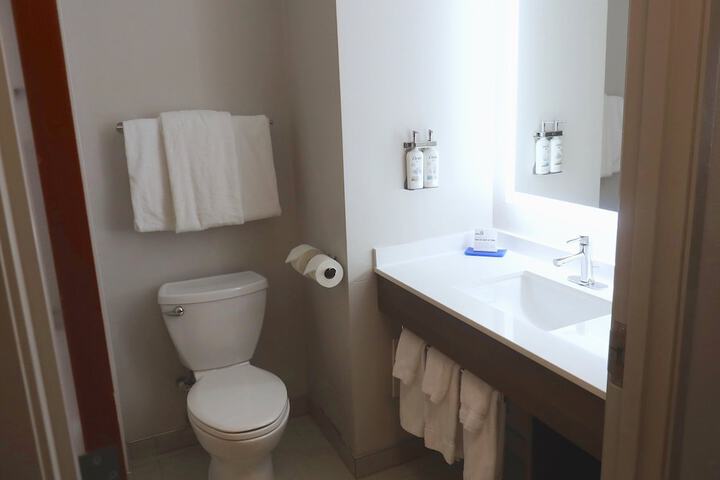 Holiday Inn Express & Suites Waukegan by IHG
