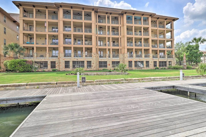 Lake LBJ Condo w / Balcony & Shared Boat Docks
