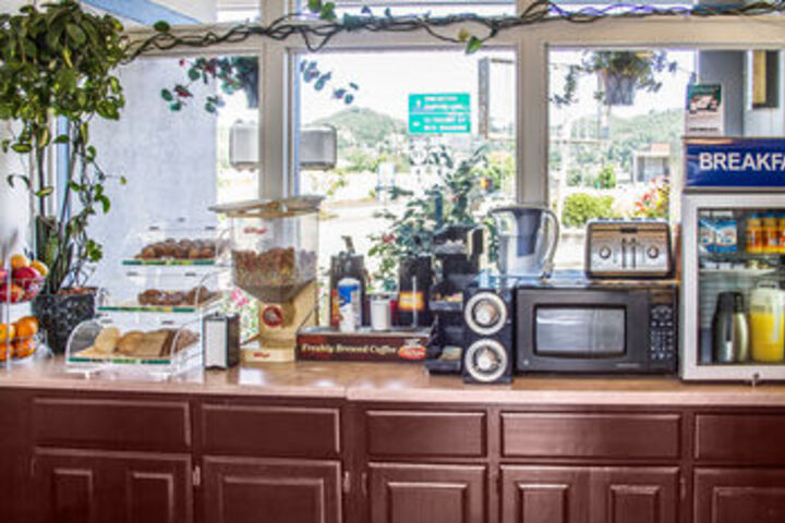 Rodeway Inn & Suites