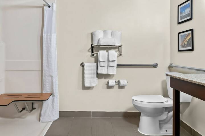 Comfort Inn & Suites Taylor - Detroit