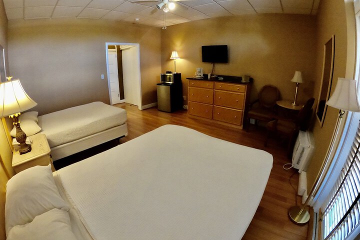 Room 25 of 40
