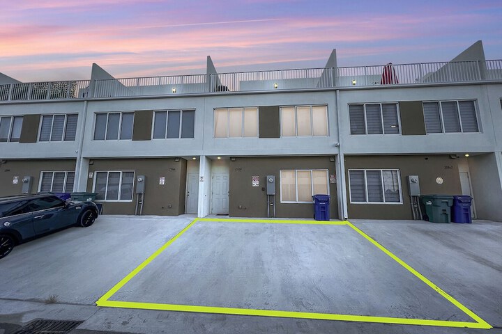 Experience Luna Sky! 65 TV Bar BBQ go FL Keys