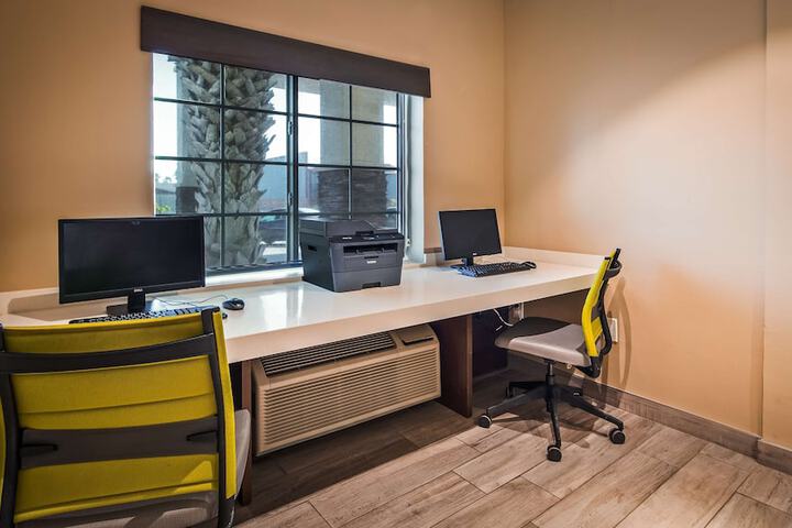 Business Center 26 of 26