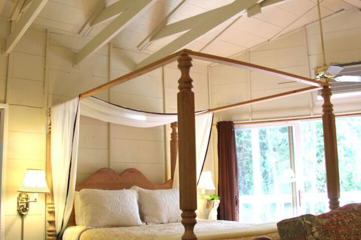 Eagle Harbor Inn